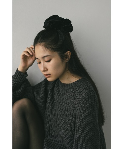 STYLEMIXER（スタイルミキサー）の「ベロアボリュームシュシュ（シュシュ・レディース・ブラック/グレー・FREE）」の3枚目の写真