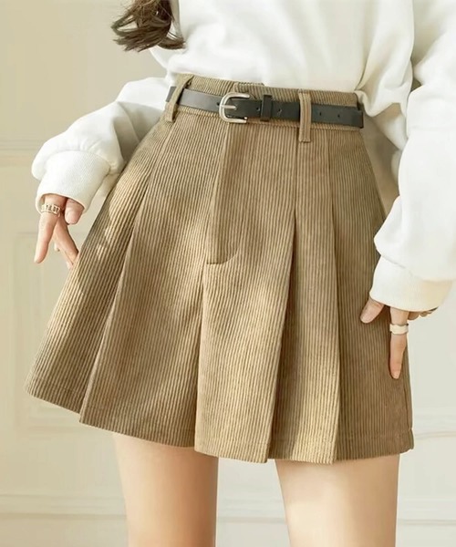Pittok(ピットク)の「タックプリーツ コーディロイ ショートパンツ(その他パンツ・レディース・モカ/ブラック/ブラウン・MEDIUM)」の3枚目の写真