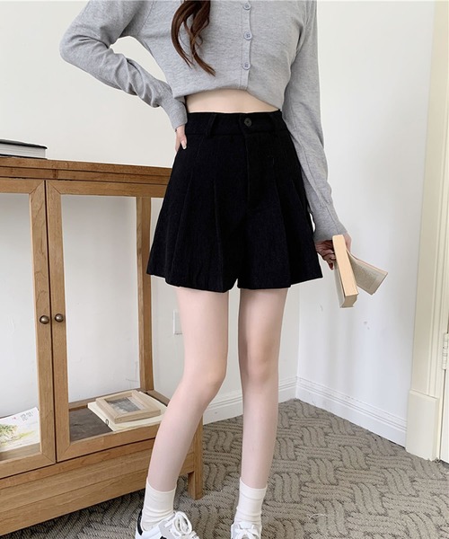 Pittok(ピットク)の「タックプリーツ コーディロイ ショートパンツ(その他パンツ・レディース・モカ/ブラック/ブラウン・MEDIUM)」の6枚目の写真