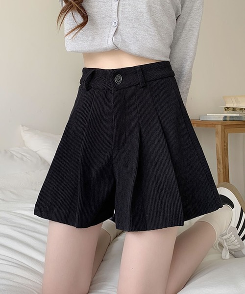 Pittok(ピットク)の「タックプリーツ コーディロイ ショートパンツ(その他パンツ・レディース・モカ/ブラック/ブラウン・MEDIUM)」の7枚目の写真