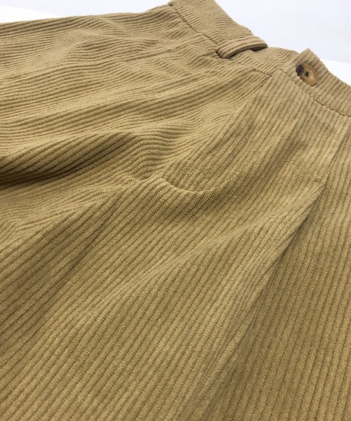 Pittok(ピットク)の「タックプリーツ コーディロイ ショートパンツ(その他パンツ・レディース・モカ/ブラック/ブラウン・MEDIUM)」の11枚目の写真