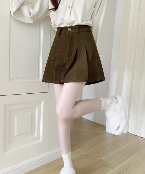 Pittok(ピットク)の「タックプリーツ コーディロイ ショートパンツ(その他パンツ・レディース・モカ/ブラック/ブラウン・MEDIUM)」の12枚目の写真