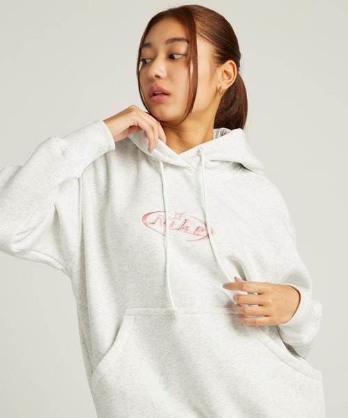 NIKE（ナイキ）の「ナイキ スポーツウェア ウィメンズ オーバーサイズド プルオーバー パーカー / Nike Sportswear Women's Oversized Pullover Hoodie HQ2987-051 Birch Heather（パーカー・レディース・ミックスグレー・2XL/L/M/S/XL/XS）」の2枚目の写真