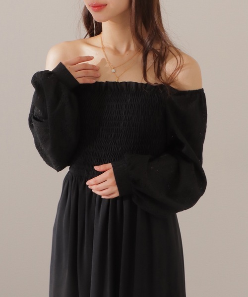 Lace Ladies(レースレディース)の「2WAY シャーリング オフショルダー マキシ ワンピース(ワンピース・レディース・アイボリー/ブラック・FREE/S)」の1枚目の写真