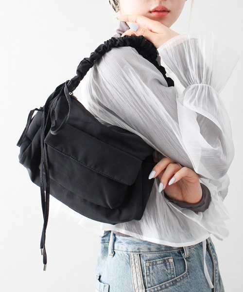 SpRay（スプレイ）の「シャーリングショルダーバッグ（ショルダーバッグ・レディース・ブラック/アイボリー・FREE）」の2枚目の写真