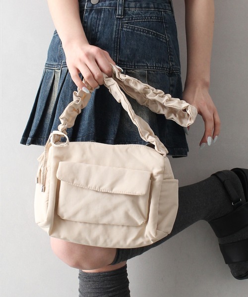 SpRay（スプレイ）の「シャーリングショルダーバッグ（ショルダーバッグ・レディース・ブラック/アイボリー・FREE）」の4枚目の写真