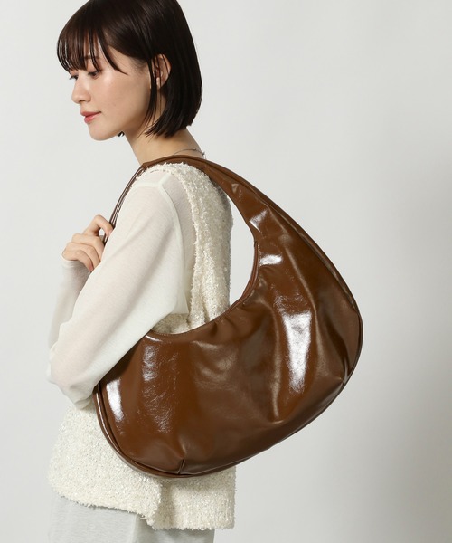 LAKOLE（ラコレ）の「エナメルオーバルワンショルダーバッグ / 283542
