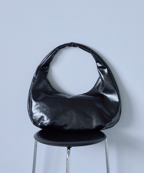 DOUGLAS ネックロール　ブラック LAKOLE（ラコレ）の「エナメルオーバルワンショルダーバッグ / 283542