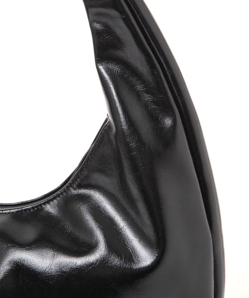 LAKOLE（ラコレ）の「エナメルオーバルワンショルダーバッグ / 283542