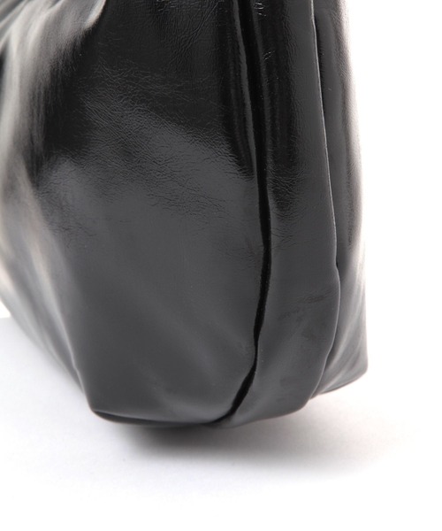 DOUGLAS ネックロール　ブラック LAKOLE（ラコレ）の「エナメルオーバルワンショルダーバッグ / 283542