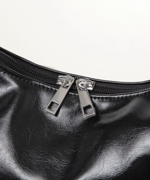 LAKOLE（ラコレ）の「エナメルオーバルワンショルダーバッグ / 283542