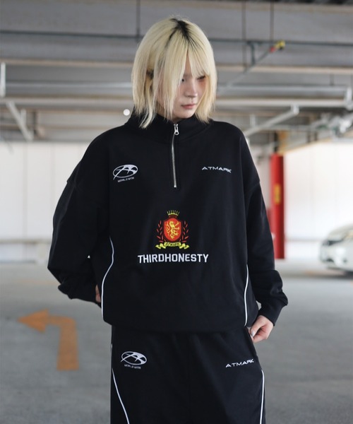 ATMARK(アットマーク)の「《フリーサイズ / UNISEX 》ThirdHonestyロゴ パイピング ハーフジップ トレーナー(スウェット・メンズ・ブラック/ホワイト・FREE)」の4枚目の写真