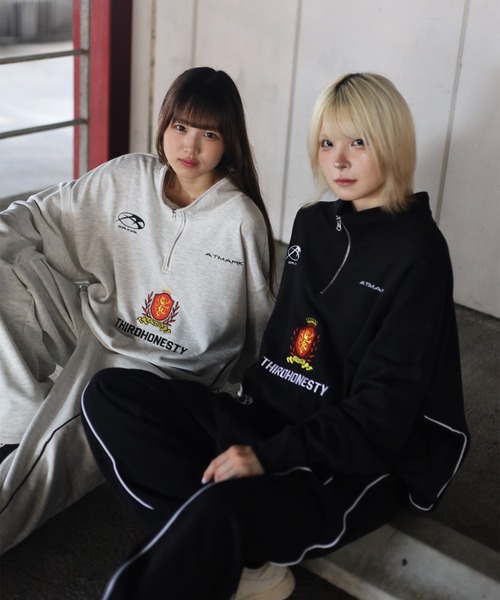 ATMARK(アットマーク)の「《フリーサイズ / UNISEX 》ThirdHonestyロゴ パイピング ハーフジップ トレーナー(スウェット・メンズ・ブラック/ホワイト・FREE)」の3枚目の写真