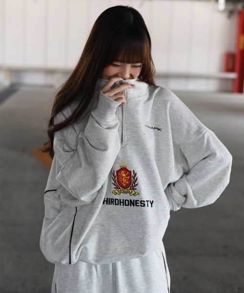 ATMARK(アットマーク)の「《フリーサイズ / UNISEX 》ThirdHonestyロゴ パイピング ハーフジップ トレーナー(スウェット・メンズ・ブラック/ホワイト・FREE)」の9枚目の写真