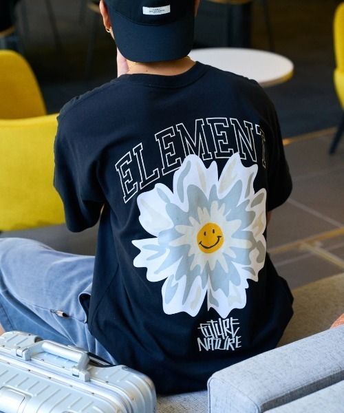 ELEMENT（エレメント）の「ELEMENT メンズ FLOWER SS Tシャツ 【2025年春夏モデル】/エレメントフラワーデザインバックプリント半袖Tシャツ（Tシャツ/カットソー・メンズ・スミクロ/ブラック/ホワイト・X-LARGE/LARGE/MEDIUM）」の2枚目の写真
