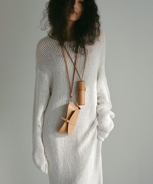 ETRE TOKYO（エトレトウキョウ）の「タンドレザーリップケース（ネックレス・レディース・ブラック/ベージュ・FREE）」の5枚目の写真