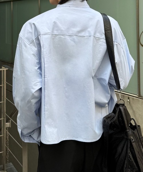 Chikashitsu +（チカシツプラス）の「【Chikashitsu +】cotton cropped shirt / 【チカシツプラス】コットンクロップド長袖シャツ（シャツ/ブラウス・メンズ・ライトブルー/ホワイト・ONE SIZE）」の3枚目の写真