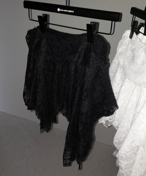 me+em select（ミームセレクト）の「【 ２color ／ インパン裏地付】アシンメトリーフリルレースミニスカート ／ asymmetry frill lace mini skirt（スカート・レディース・ホワイト/ブラック・SMALL）」の4枚目の写真