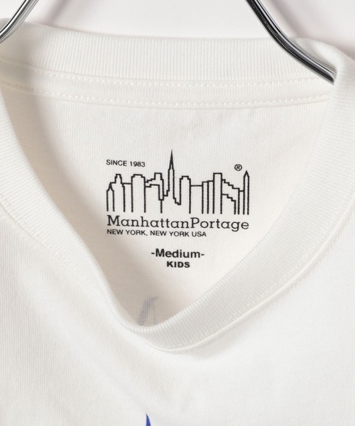 Manhattan Portage(マンハッタンポーテージ)の「【Manhattan Portage(マンハッタンポーテージ)】別注スカイラインロゴT(KIDS)(Tシャツ/カットソー・キッズ・オフホワイト/ブラック/オレンジ・110cm/130cm/150cm)」の22枚目の写真
