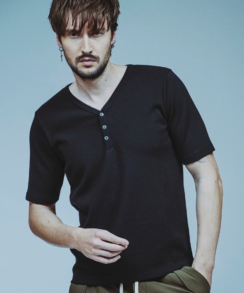 NO ID.(ノーアイディ)の「mt9799-フライスヘンリーV-N-T VネックTシャツ(Tシャツ/カットソー・メンズ・ブラック/グレー/ホワイト・2/1)」の1枚目の写真