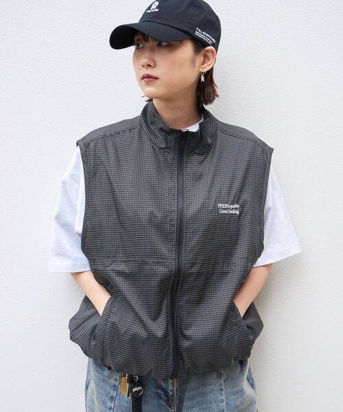 FFEIN（フェイン）の「【FFEIN(フェイン)】ロゴ刺繍スタンドカラーナイロンジップベスト / ベスト ナイロン ドローコード テック チェック（ベスト・メンズ・ブラック/ダークパープル/ブラック系その他/チャコール/ネイビー/ベージュ・SMALL/MEDIUM/LARGE）」の2枚目の写真