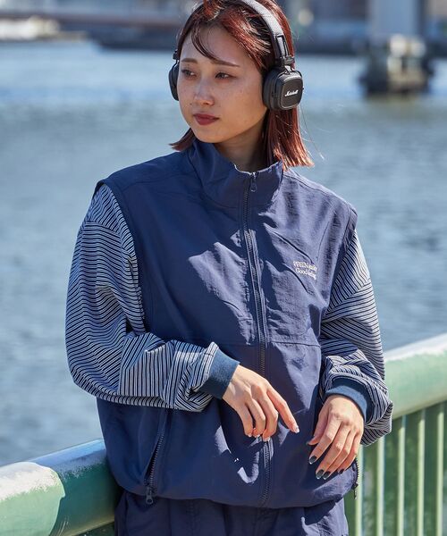 FFEIN（フェイン）の「【FFEIN(フェイン)】ロゴ刺繍スタンドカラーナイロンジップベスト / ベスト ナイロン ドローコード テック チェック（ベスト・メンズ・ブラック/ダークパープル/ブラック系その他/チャコール/ネイビー/ベージュ・SMALL/MEDIUM/LARGE）」の6枚目の写真