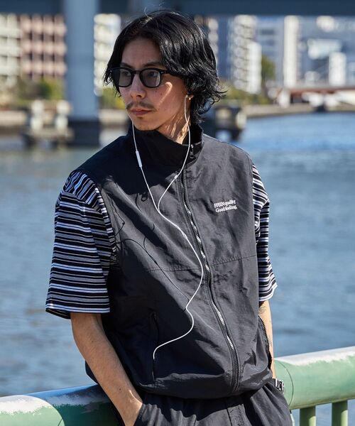 FFEIN（フェイン）の「【FFEIN(フェイン)】ロゴ刺繍スタンドカラーナイロンジップベスト / ベスト ナイロン ドローコード テック チェック（ベスト・メンズ・ブラック/ダークパープル/ブラック系その他/チャコール/ネイビー/ベージュ・SMALL/MEDIUM/LARGE）」の8枚目の写真