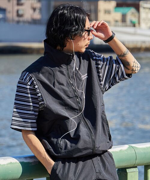 FFEIN（フェイン）の「【FFEIN(フェイン)】ロゴ刺繍スタンドカラーナイロンジップベスト / ベスト ナイロン ドローコード テック チェック（ベスト・メンズ・ブラック/ダークパープル/ブラック系その他/チャコール/ネイビー/ベージュ・SMALL/MEDIUM/LARGE）」の9枚目の写真