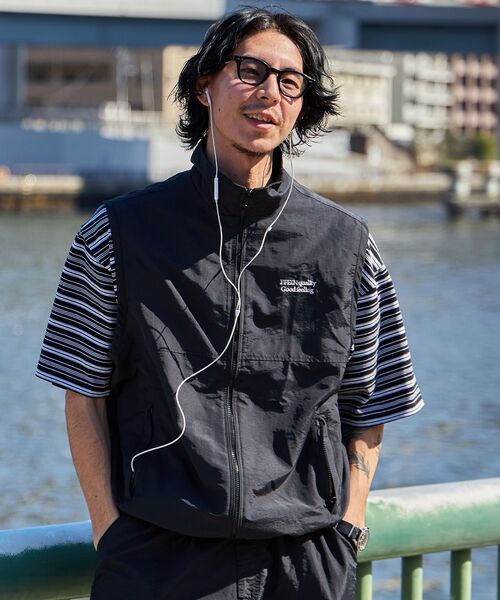 FFEIN（フェイン）の「【FFEIN(フェイン)】ロゴ刺繍スタンドカラーナイロンジップベスト / ベスト ナイロン ドローコード テック チェック（ベスト・メンズ・ブラック/ダークパープル/ブラック系その他/チャコール/ネイビー/ベージュ・SMALL/MEDIUM/LARGE）」の10枚目の写真