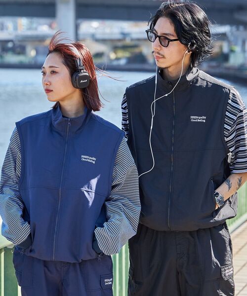 FFEIN（フェイン）の「【FFEIN(フェイン)】ロゴ刺繍スタンドカラーナイロンジップベスト / ベスト ナイロン ドローコード テック チェック（ベスト・メンズ・ブラック/ダークパープル/ブラック系その他/チャコール/ネイビー/ベージュ・SMALL/MEDIUM/LARGE）」の12枚目の写真