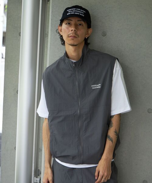 FFEIN（フェイン）の「【FFEIN(フェイン)】ロゴ刺繍スタンドカラーナイロンジップベスト / ベスト ナイロン ドローコード テック チェック（ベスト・メンズ・ブラック/ダークパープル/ブラック系その他/チャコール/ネイビー/ベージュ・SMALL/MEDIUM/LARGE）」の13枚目の写真