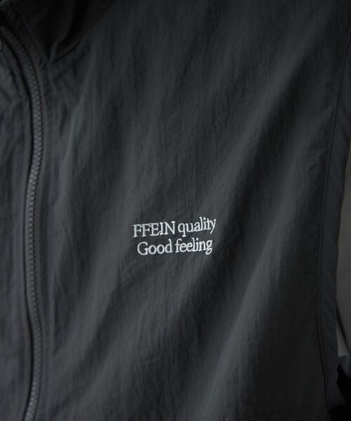 FFEIN（フェイン）の「【FFEIN(フェイン)】ロゴ刺繍スタンドカラーナイロンジップベスト / ベスト ナイロン ドローコード テック チェック（ベスト・メンズ・ブラック/ダークパープル/ブラック系その他/チャコール/ネイビー/ベージュ・SMALL/MEDIUM/LARGE）」の15枚目の写真