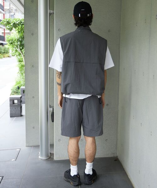 FFEIN（フェイン）の「【FFEIN(フェイン)】ロゴ刺繍スタンドカラーナイロンジップベスト / ベスト ナイロン ドローコード テック チェック（ベスト・メンズ・ブラック/ダークパープル/ブラック系その他/チャコール/ネイビー/ベージュ・SMALL/MEDIUM/LARGE）」の16枚目の写真