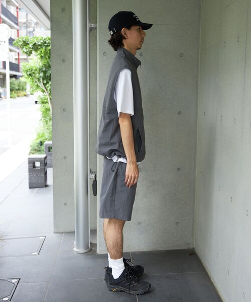 FFEIN（フェイン）の「【FFEIN(フェイン)】ロゴ刺繍スタンドカラーナイロンジップベスト / ベスト ナイロン ドローコード テック チェック（ベスト・メンズ・ブラック/ダークパープル/ブラック系その他/チャコール/ネイビー/ベージュ・SMALL/MEDIUM/LARGE）」の17枚目の写真