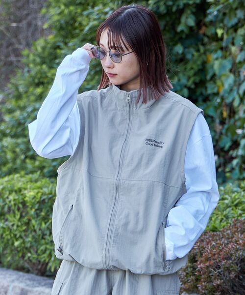 FFEIN（フェイン）の「【FFEIN(フェイン)】ロゴ刺繍スタンドカラーナイロンジップベスト / ベスト ナイロン ドローコード テック チェック（ベスト・メンズ・ブラック/ダークパープル/ブラック系その他/チャコール/ネイビー/ベージュ・SMALL/MEDIUM/LARGE）」の19枚目の写真