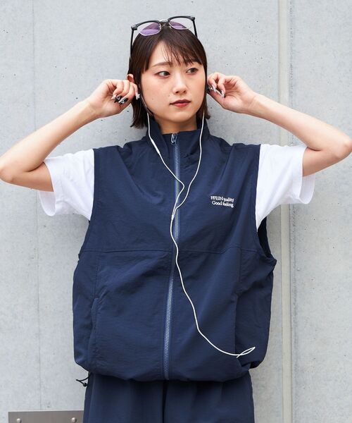 FFEIN（フェイン）の「【FFEIN(フェイン)】ロゴ刺繍スタンドカラーナイロンジップベスト / ベスト ナイロン ドローコード テック チェック（ベスト・メンズ・ブラック/ダークパープル/ブラック系その他/チャコール/ネイビー/ベージュ・SMALL/MEDIUM/LARGE）」の22枚目の写真