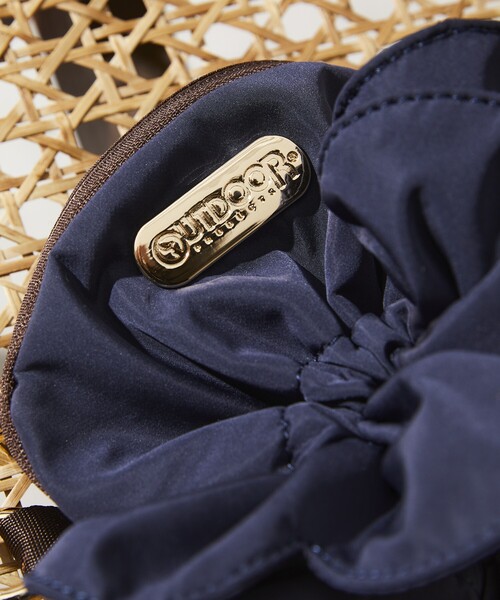 OUTDOOR PRODUCTS（アウトドアプロダクツ）の「OUTDOOR PRODUCTS × Firsthand/アウトドアプロダクツ 別注 フラワーシュシュポーチ / カラビナ付きポーチバッグ（ハンドバッグ・レディース・ネイビー・ONE SIZE）」の3枚目の写真