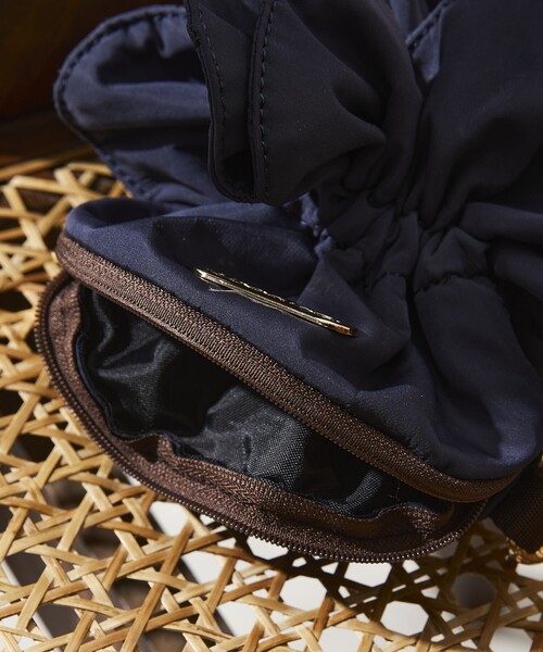 OUTDOOR PRODUCTS（アウトドアプロダクツ）の「OUTDOOR PRODUCTS × Firsthand/アウトドアプロダクツ 別注 フラワーシュシュポーチ / カラビナ付きポーチバッグ（ハンドバッグ・レディース・ネイビー・ONE SIZE）」の5枚目の写真