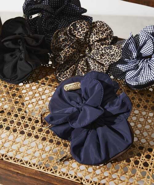 OUTDOOR PRODUCTS（アウトドアプロダクツ）の「OUTDOOR PRODUCTS × Firsthand/アウトドアプロダクツ 別注 フラワーシュシュポーチ / カラビナ付きポーチバッグ（ハンドバッグ・レディース・ネイビー・ONE SIZE）」の6枚目の写真