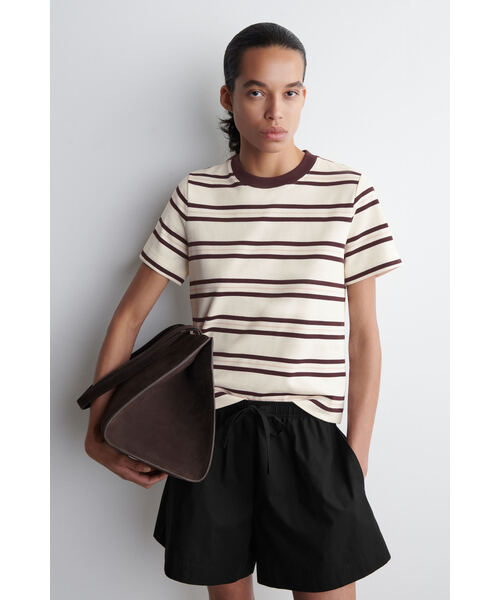 COS（コス）の「クリーンカットTシャツ（Tシャツ/カットソー・レディース・ホワイト系その他/ネイビー/グレー系その他/ホワイト×ブラック/レッド/カーキ/コバルトブルー/ライラック/ホワイト系その他2/ピンク系その他/ホワイト×レッド・M/S/XS/XL/L/S/P）」の2枚目の写真