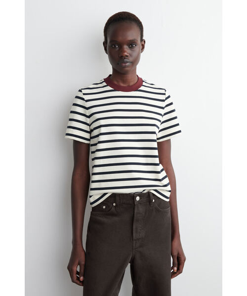 COS（コス）の「クリーンカットTシャツ（Tシャツ/カットソー・レディース・ホワイト系その他/ネイビー/グレー系その他/ホワイト×ブラック/レッド/カーキ/コバルトブルー/ライラック/ホワイト系その他2/ピンク系その他/ホワイト×レッド・M/S/XS/XL/L/S/P）」の3枚目の写真