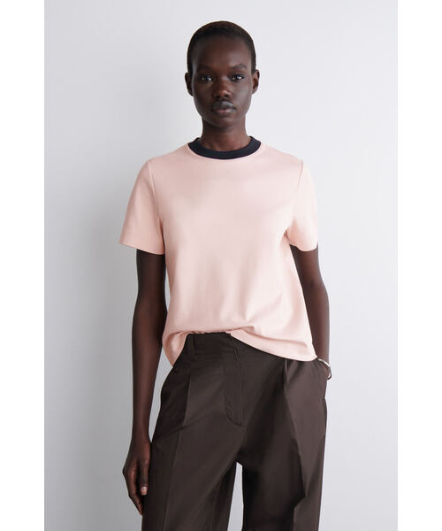 COS（コス）の「クリーンカットTシャツ（Tシャツ/カットソー・レディース・ホワイト系その他/ネイビー/グレー系その他/ホワイト×ブラック/レッド/カーキ/コバルトブルー/ライラック/ホワイト系その他2/ピンク系その他/ホワイト×レッド・M/S/XS/XL/L/S/P）」の10枚目の写真