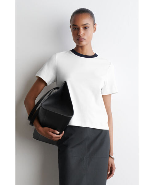 COS（コス）の「クリーンカットTシャツ（Tシャツ/カットソー・レディース・ホワイト系その他/ネイビー/グレー系その他/ホワイト×ブラック/レッド/カーキ/コバルトブルー/ライラック/ホワイト系その他2/ピンク系その他/ホワイト×レッド・M/S/XS/XL/L/S/P）」の5枚目の写真