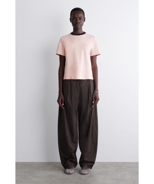 COS（コス）の「クリーンカットTシャツ（Tシャツ/カットソー・レディース・ホワイト系その他/ネイビー/グレー系その他/ホワイト×ブラック/レッド/カーキ/コバルトブルー/ライラック/ホワイト系その他2/ピンク系その他/ホワイト×レッド・M/S/XS/XL/L/S/P）」の17枚目の写真