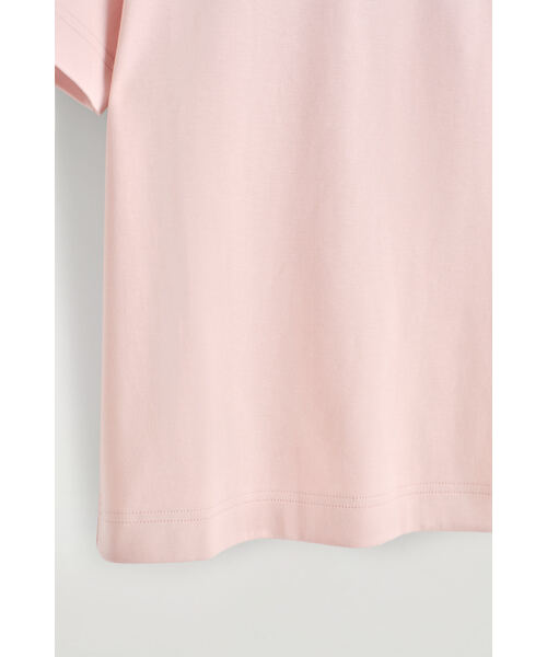 COS（コス）の「クリーンカットTシャツ（Tシャツ/カットソー・レディース・ホワイト系その他/ネイビー/グレー系その他/ホワイト×ブラック/レッド/カーキ/コバルトブルー/ライラック/ホワイト系その他2/ピンク系その他/ホワイト×レッド・M/S/XS/XL/L/S/P）」の21枚目の写真