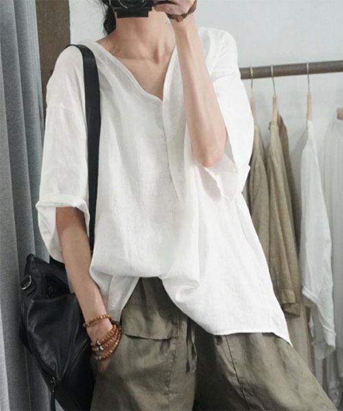 i-dare(アイディア)の「【i-dare】Vネック スキッパーデザイン 半袖 ブラウス(シャツ/ブラウス・レディース・ピンク/グリーン/ホワイト/ブラック/アイボリー・X-LARGE/LARGE/MEDIUM)」の2枚目の写真