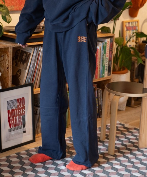 skoool(スクール)の「ロゴ刺繍ワイドスウェットパンツ/ストレートシルエット × コットン100%(スウェットパンツ・メンズ・ネイビー/イエロー/サックスブルー・LARGE)」の1枚目の写真