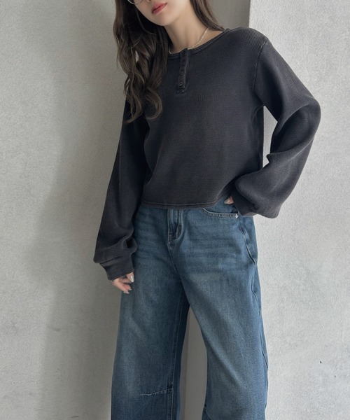 TREOVER(トレオーバー)の「《ラフにお洒落見えが叶う》ヘンリーネックショート丈ワッフルプルオーバー(Tシャツ/カットソー・レディース・オフホワイト/チャコール/ボルドー/ブラック/イエロー/ブラック系その他/ピンク/ブラウン系その他・FREE)」の3枚目の写真