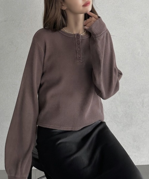 TREOVER(トレオーバー)の「《ラフにお洒落見えが叶う》ヘンリーネックショート丈ワッフルプルオーバー(Tシャツ/カットソー・レディース・オフホワイト/チャコール/ボルドー/ブラック/イエロー/ブラック系その他/ピンク/ブラウン系その他・FREE)」の5枚目の写真
