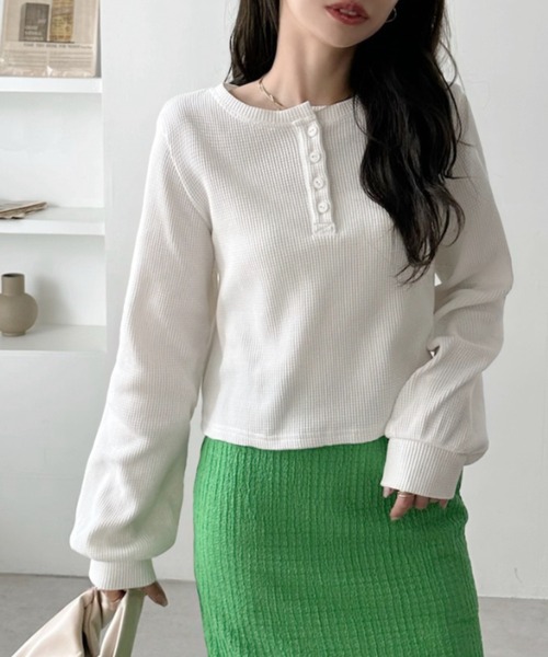 TREOVER(トレオーバー)の「《ラフにお洒落見えが叶う》ヘンリーネックショート丈ワッフルプルオーバー(Tシャツ/カットソー・レディース・オフホワイト/チャコール/ボルドー/ブラック/イエロー/ブラック系その他/ピンク/ブラウン系その他・FREE)」の2枚目の写真